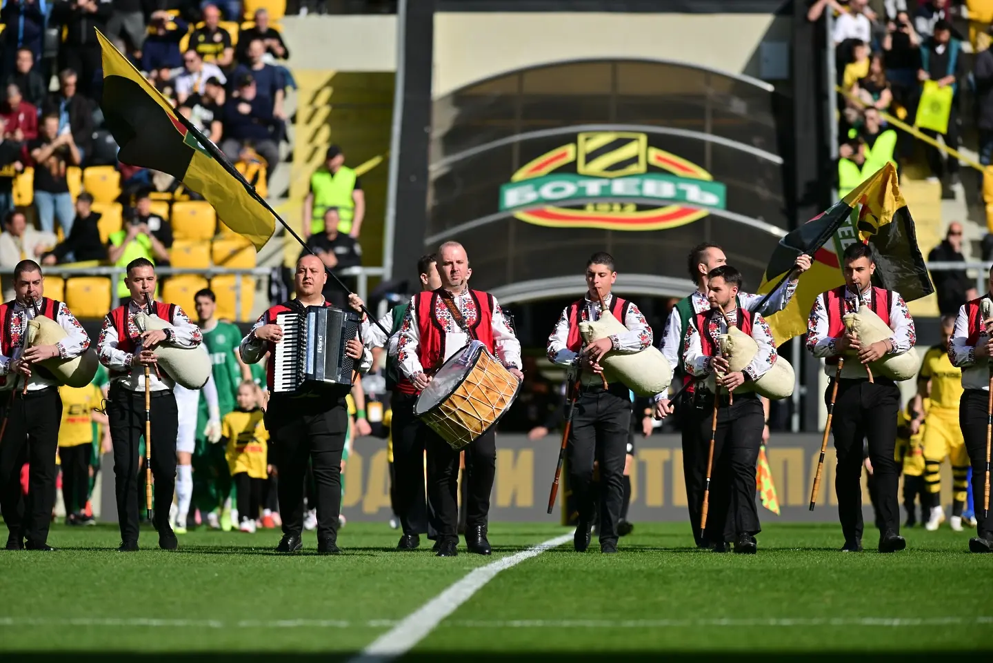 Оркестър Наздравица зарадва жълто-черните фенове по случай 114 години Ботев Пловдив / facebook.com/botevplovdiv