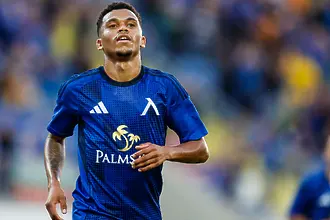 Трио титуляри виси с картони в Левски