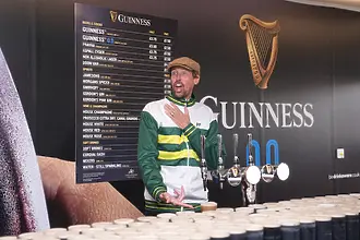 Питър Крауч загуби бас за 9000 евро в бира