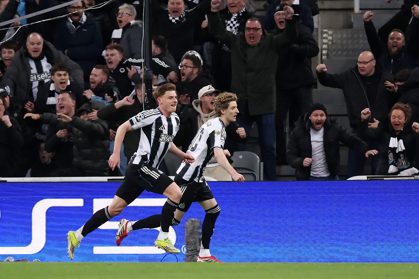 Харви Барнс и Антъни Гордън / Getty Images