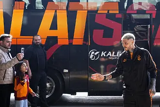 Фенове на Галатасарай заляха Ливърпул с факли въпреки забраната на УЕФА (ВИДЕО)