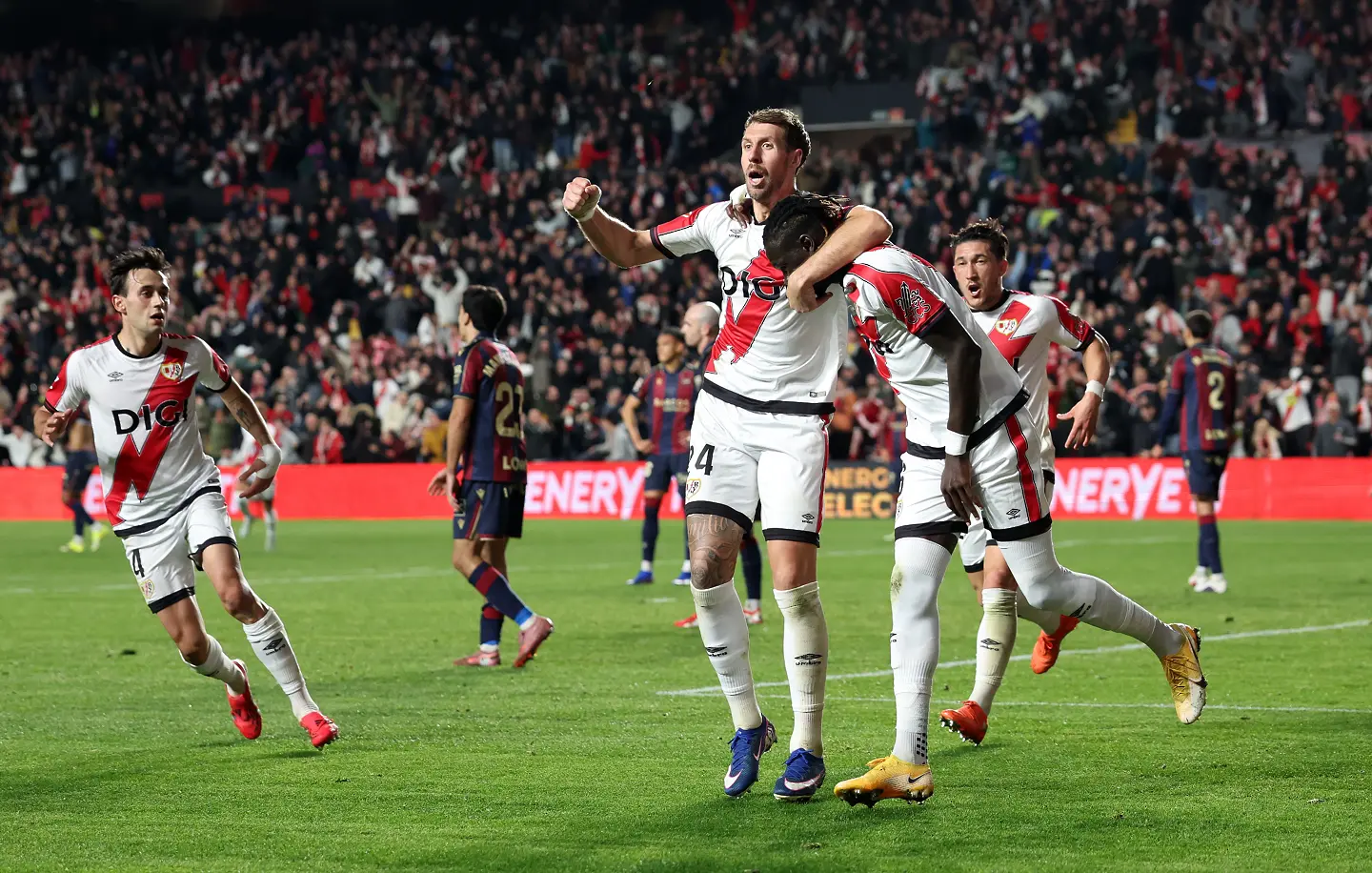 Райо Валекано - Леванте / Getty Images