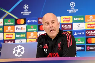 Арне Слот се обляга на феновете и „Анфийлд“ преди реванша с Галатасарай