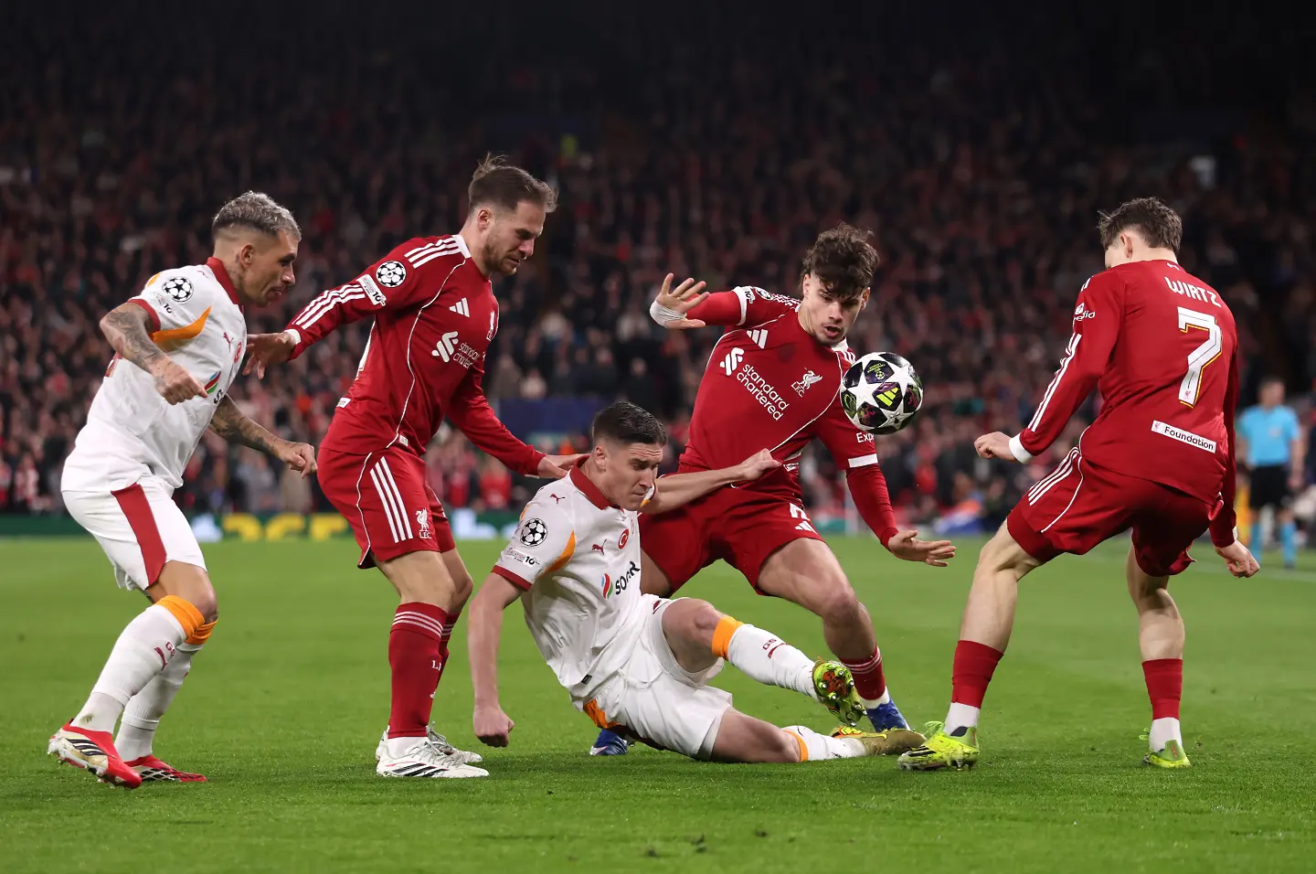 На живо: Ливърпул търси обрат срещу Галатасарай (Състави)