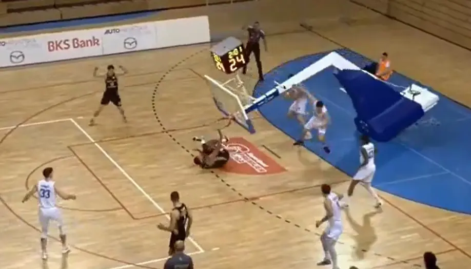Кош се срути след забивка по време на мач в Хърватия (ВИДЕО)