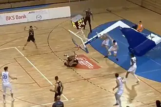 Кош се срути след забивка по време на мач в Хърватия (ВИДЕО)