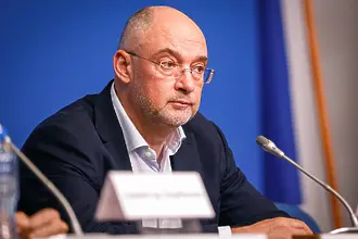 Петър Величков нарече националите “панаирджийски мечки” в индонезийската версия на “До Чикаго и назад”