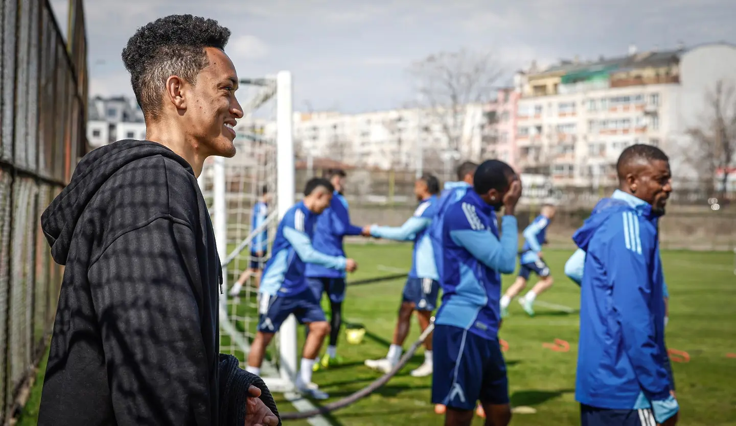 Цунами изгледа тренировката на Левски