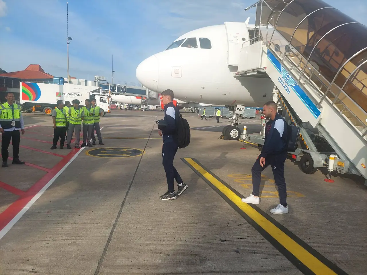 15 часа и 20 минути по-късно и спирания в Оман и Шри Ланка - българските национали са в Индонезия