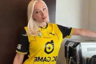 OnlyFans звезда със скандален ултиматум: спира да се съблича заради футболен треньор