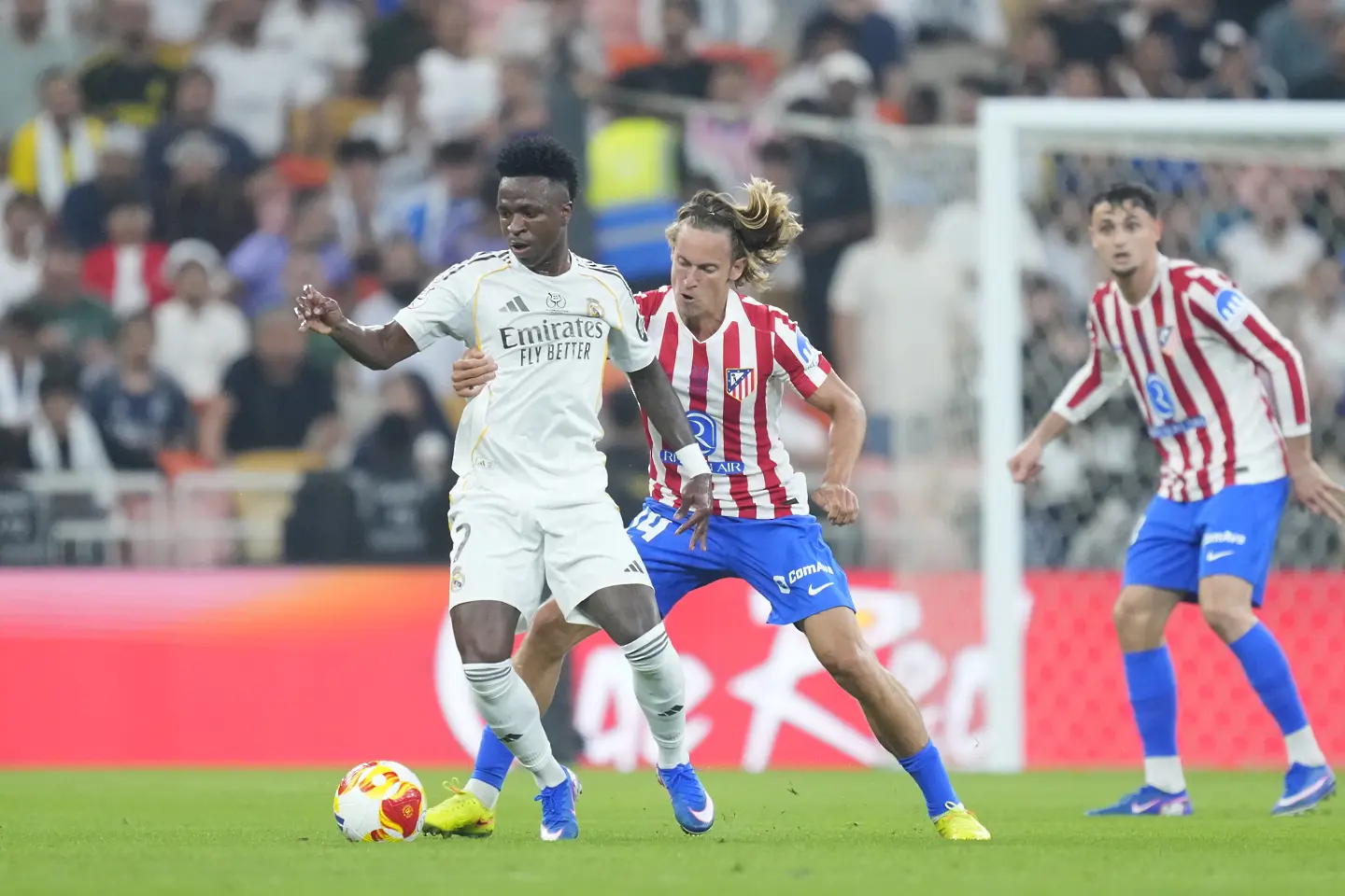 Винисиус Жуниор и Маркос Йоренте / Getty Images