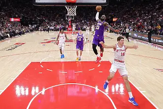 Дончич и ЛеБрон изведоха Лейкърс до седма поредна победа след зрелище срещу Рокетс (ВИДЕО)