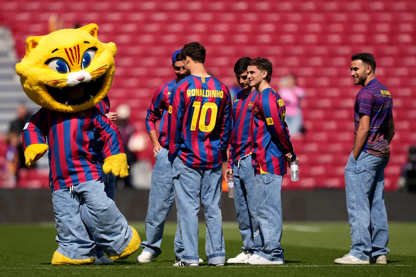 Барселона почете Роналдиньо със специални ретро фланелки / Getty Images