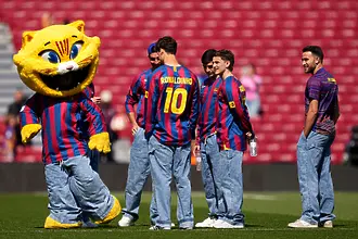 Барселона почете Роналдиньо със специални ретро фланелки