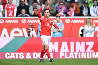 Майнц удари Айнтрахт Франкфурт в края