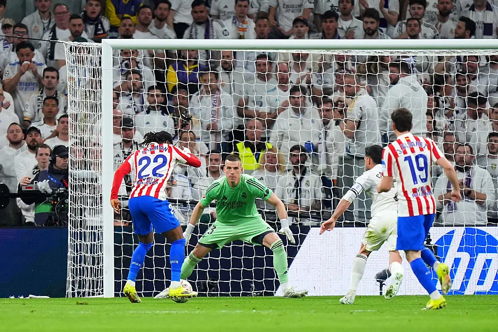 Адемола Луукман вкарва срещу Реал Мадрид / Getty Images 