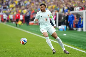 Мбапе е само на гол от историята