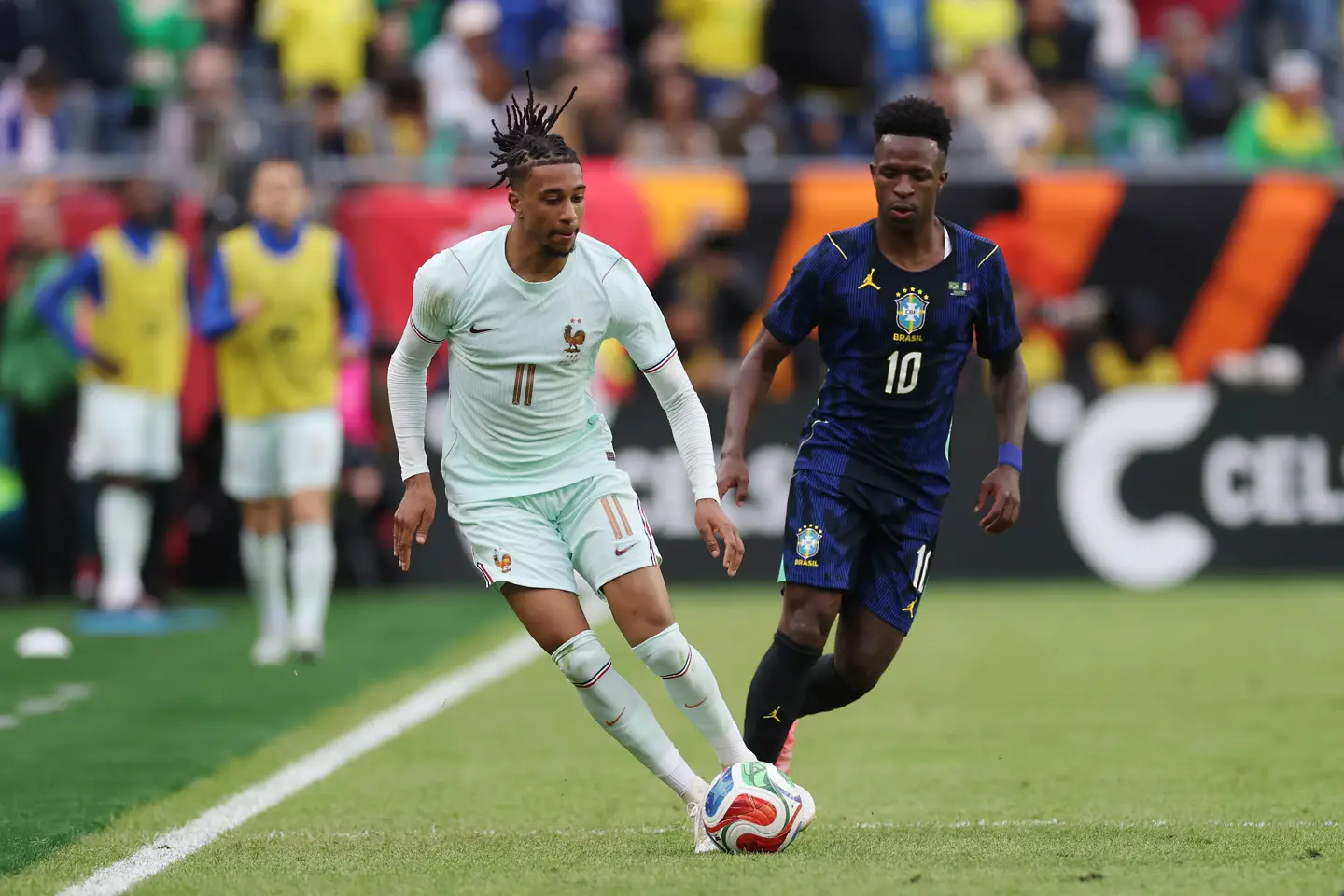 Майкъл Олисе срещу Винисиус/Getty images