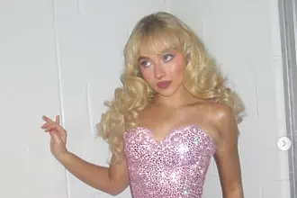 Нашумяла певица се пусна само по бельо и фланелка на Меси 