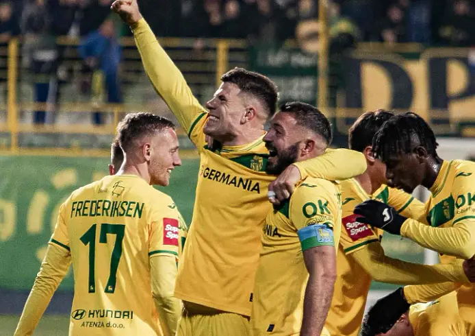 Когато човекът, който поддържа терена, помогне за победата (ВИДЕО)