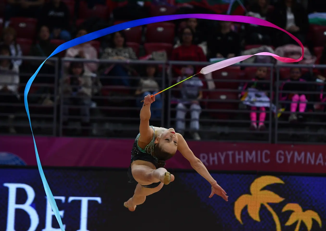 Стилияна Николова по време на изпълнението си с лента/ startphoto.bg