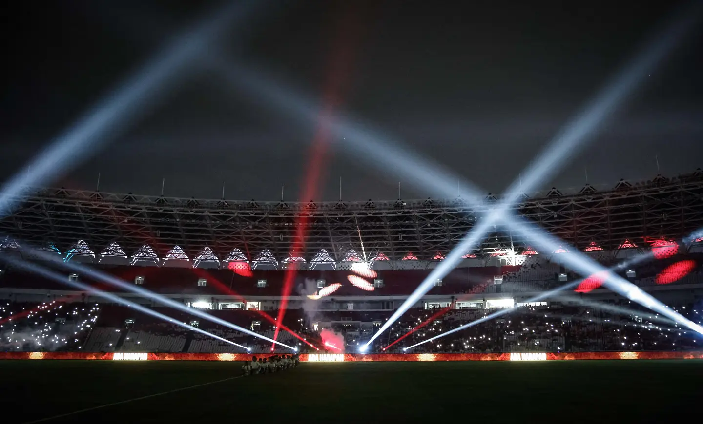 Светлинно шоу на стадион Гелора Бунг Карно в Джакарта преди Индонезия - България / startphoto.bg