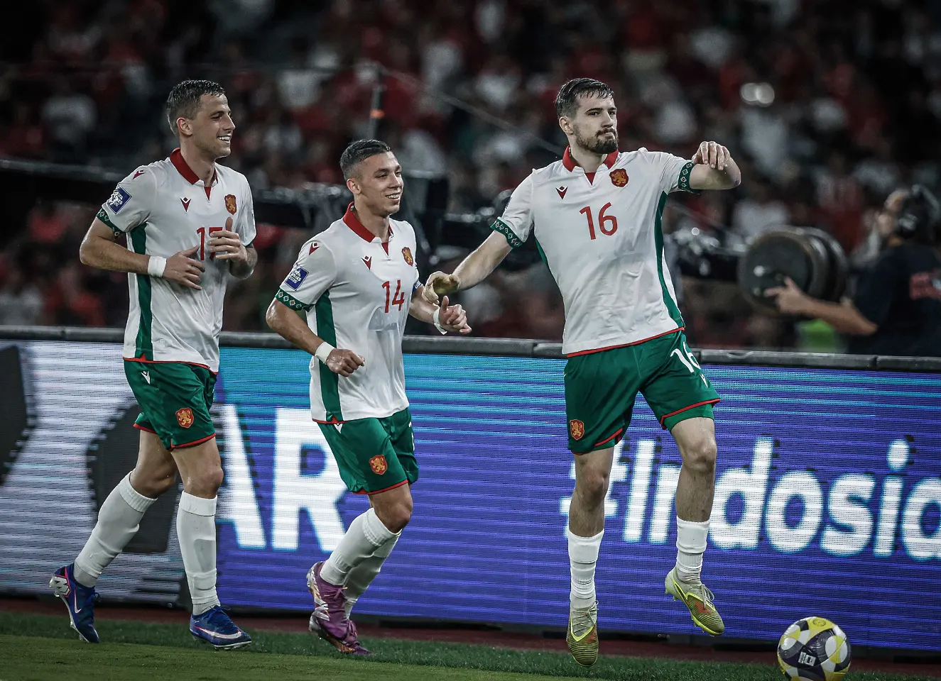 Мартин Минчев, Филип Кръстев и голмайстора Марин Петков / startphoto.bg