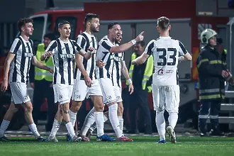 Драма, греди и червен картон - пловдивският Локомотив пречупи софийския