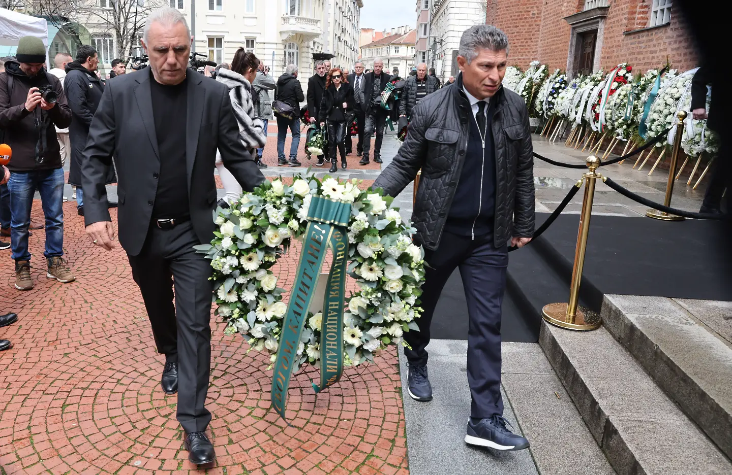 Стоичков и Балъков поднесоха венец пред ковчега на Борислав Михайлов, четвъртите в света се сбогуваха със своя съотборник  / startphoto.bg