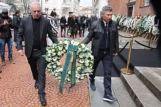 Стоичков и Балъков поднесоха венец пред ковчега на Борислав Михайлов, четвъртите в света се сбогуваха със своя съотборник 