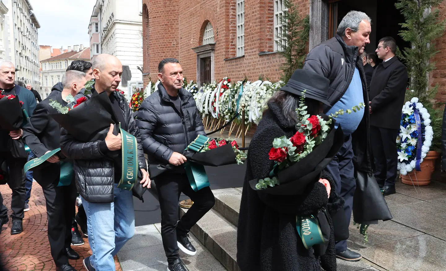 Стоичков и Балъков поднесоха венец пред ковчега на Борислав Михайлов, четвъртите в света се сбогуваха със своя съотборник  / startphoto.bg