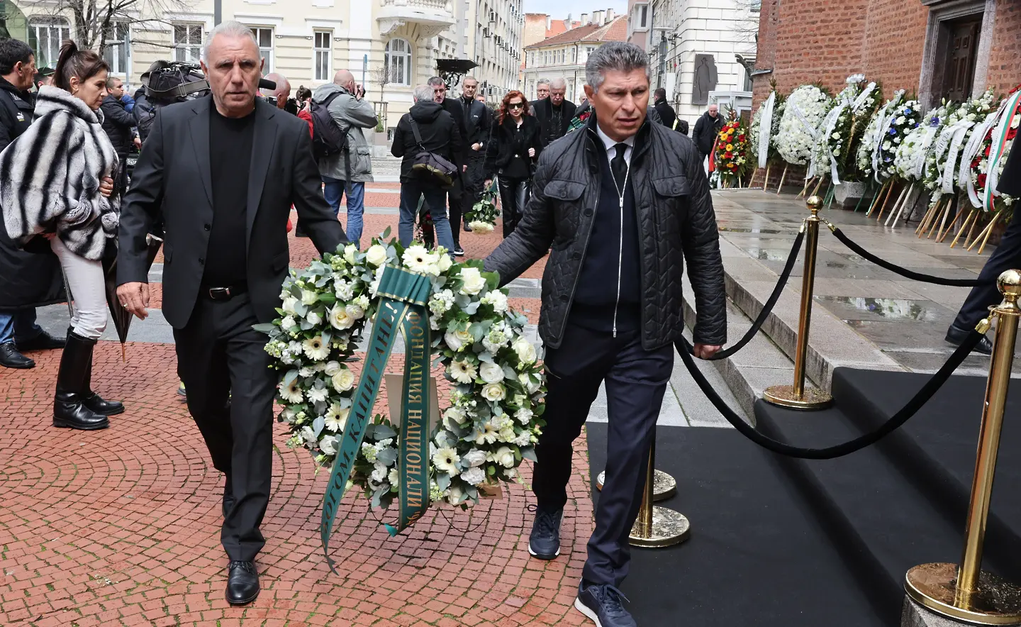 Стоичков и Балъков поднесоха венец пред ковчега на Борислав Михайлов, четвъртите в света се сбогуваха със своя съотборник  / startphoto.bg