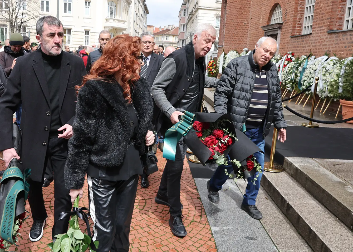 Стоичков и Балъков поднесоха венец пред ковчега на Борислав Михайлов, четвъртите в света се сбогуваха със своя съотборник  / startphoto.bg