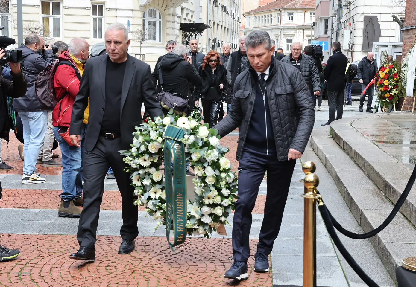 Стоичков и Балъков поднесоха венец пред ковчега на Борислав Михайлов, четвъртите в света се сбогуваха със своя съотборник  / startphoto.bg