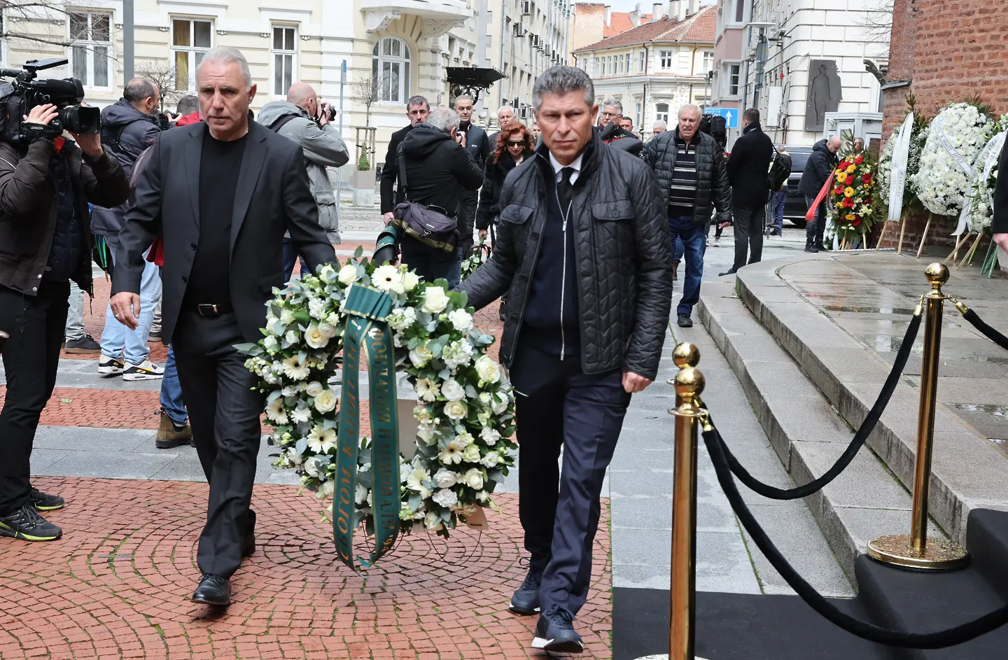 Стоичков и Балъков поднесоха венец пред ковчега на Борислав Михайлов, четвъртите в света се сбогуваха със своя съотборник  / startphoto.bg