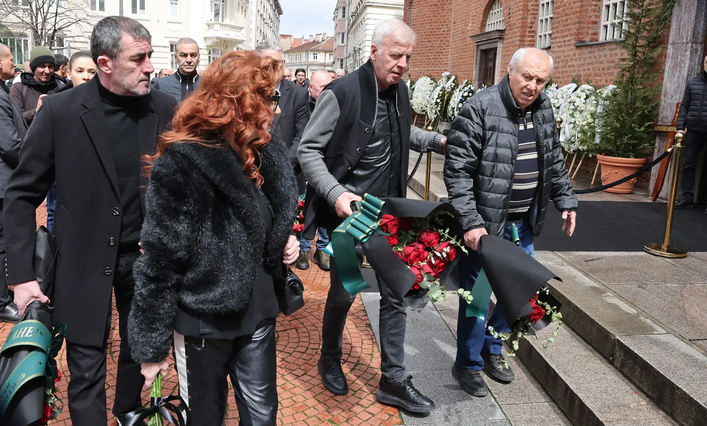 Стоичков и Балъков поднесоха венец пред ковчега на Борислав Михайлов, четвъртите в света се сбогуваха със своя съотборник  / startphoto.bg