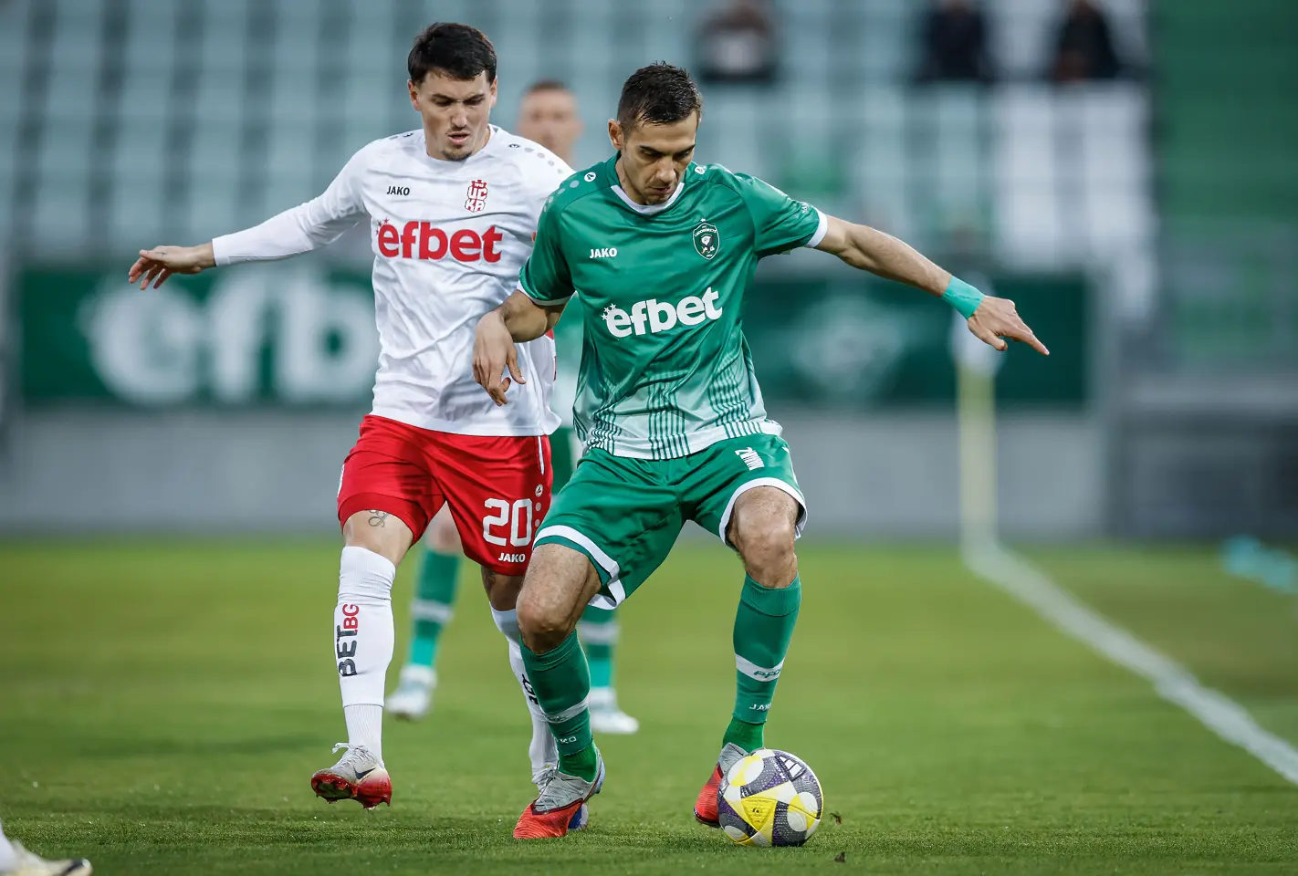 Ивайло Чочев от Лудогорец срещу Браян Собреро от ЦСКА 1948 / startphoto.bg
