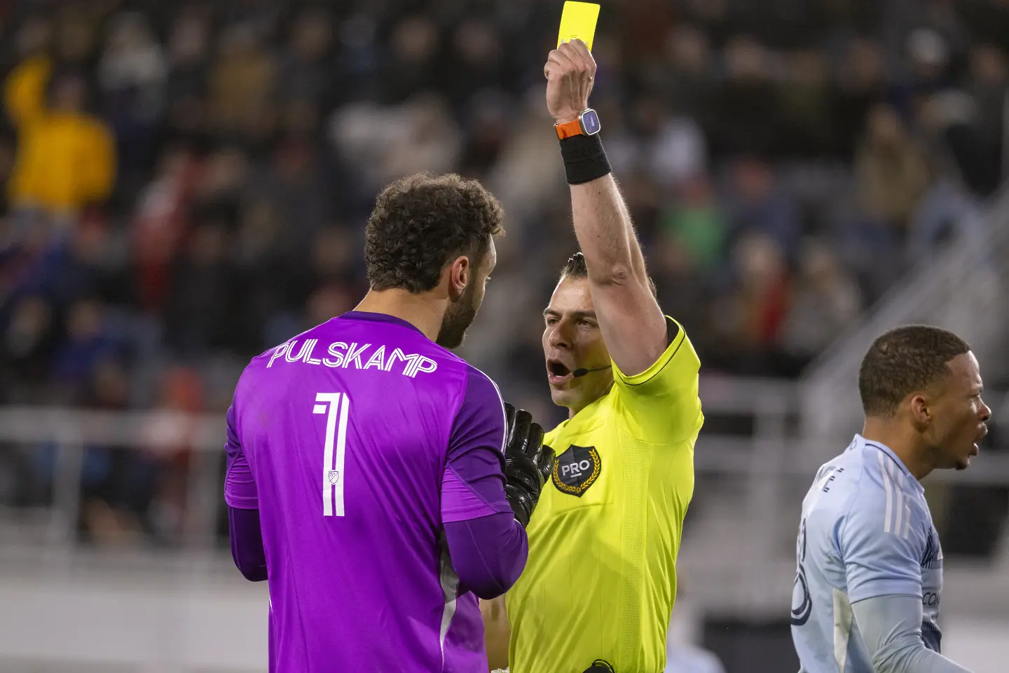 Вратарите вече няма да могат да бавят играта с бавно изпълнение на аут / Getty Images