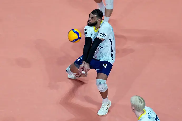 Изгонен заради цигара: Нгапет сътвори чутовен скандал и изхвърча от Фенербахче