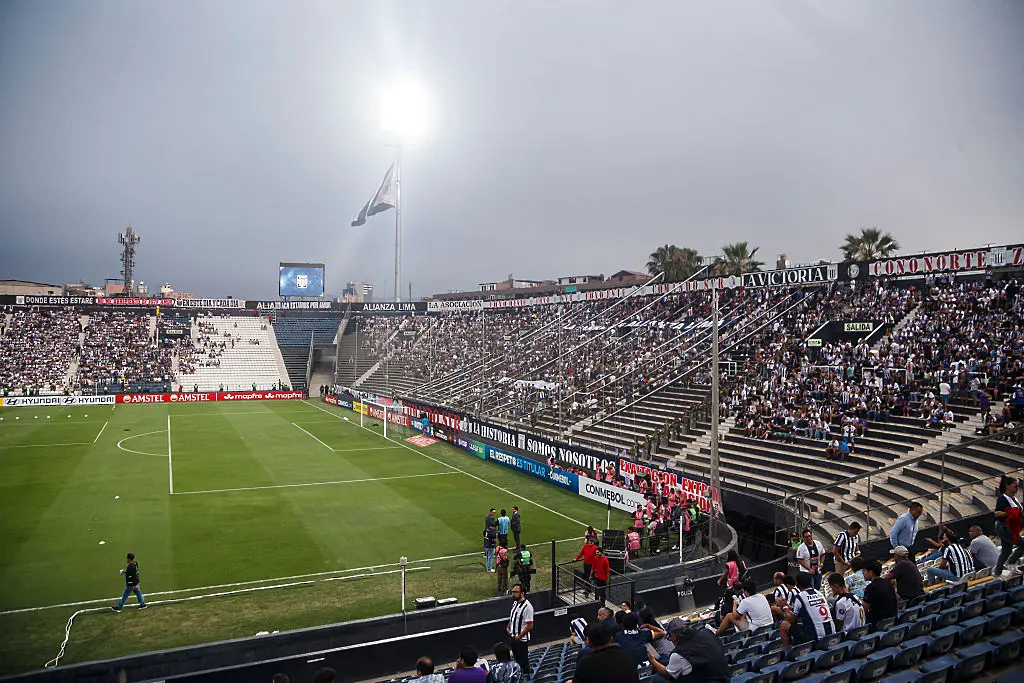 Трагедия в Перу - смъртен случай и най-малко 60 ранени преди дербито на Лима (ВИДЕО)