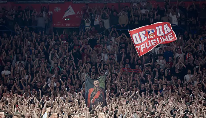 Фенове на Звезда се биха с полицията на дербито с Партизан (ВИДЕО) 