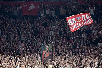 Фенове на Звезда се биха с полицията на дербито с Партизан (ВИДЕО) 