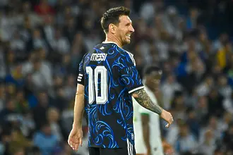 Невероятни сцени на Ла Бомбонера: голмайстор на ЦСКА 1948 се сби със съотборниците си за фланелката на Меси (ВИДЕО)