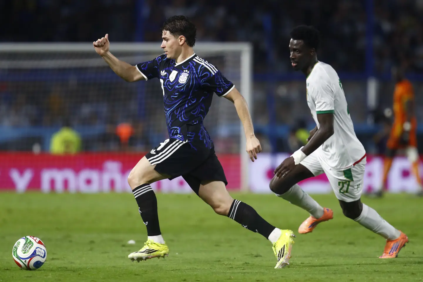 Хулиан Алварес и Мамаду Диало / Getty Images