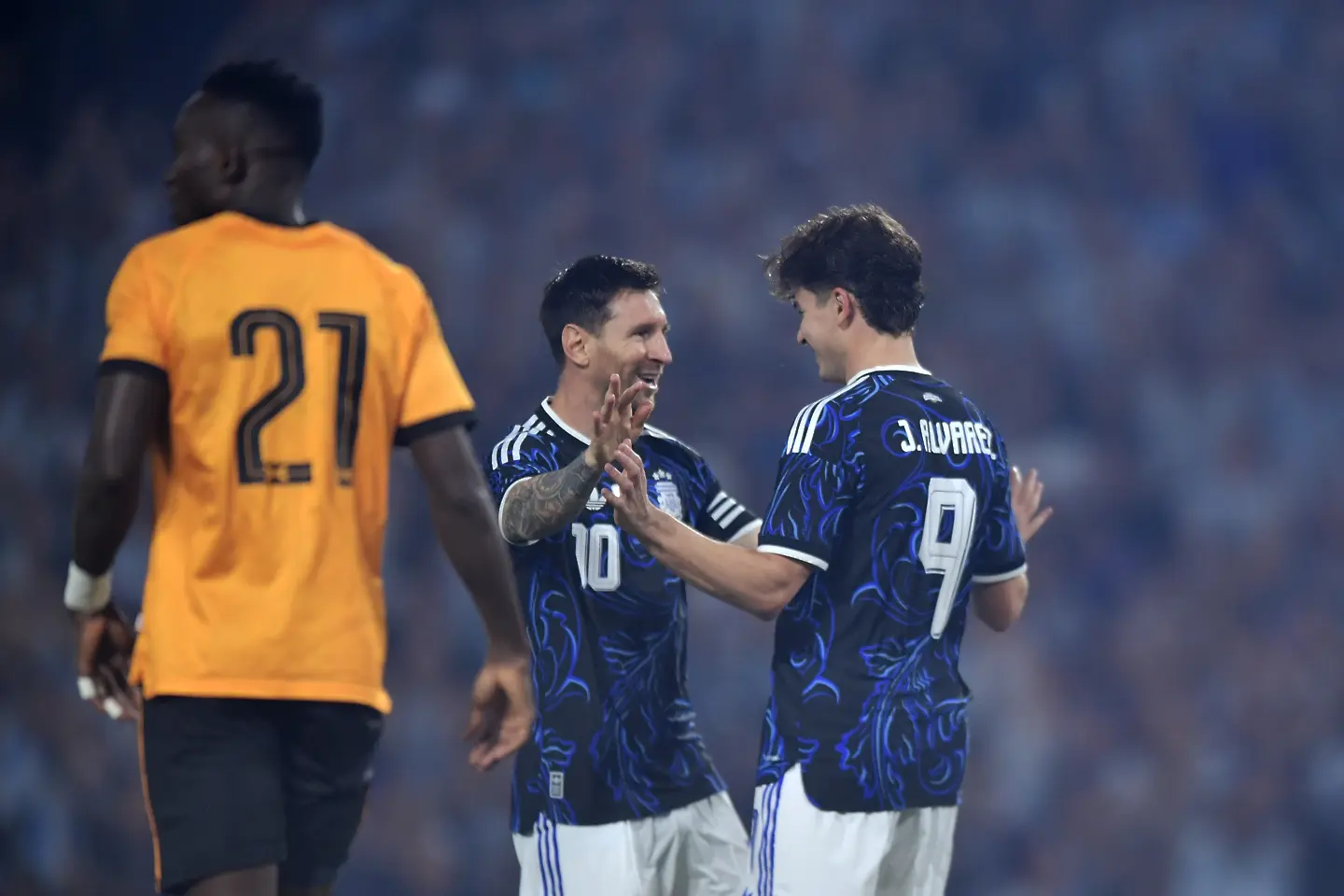 Лионел Меси и Хулиан Алварес / Getty Images