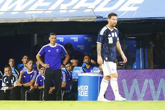 Натрапник прекъсна пресконференцията на Лионел Скалони, давайки му съвети (ВИДЕО)