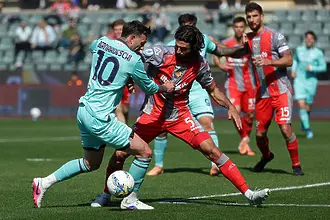 Болоня потрепери в края, за да катурне Кремонезе