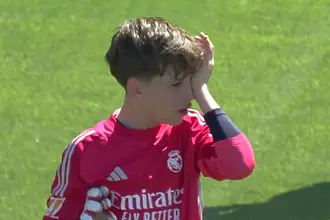 Жест на спортсменство: вратар на Барселона утеши сина на Икер Касияс след мини Ел Класико