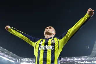 Фенербахче получи спорна дузпа в добавеното време и битката в Турция става зловеща