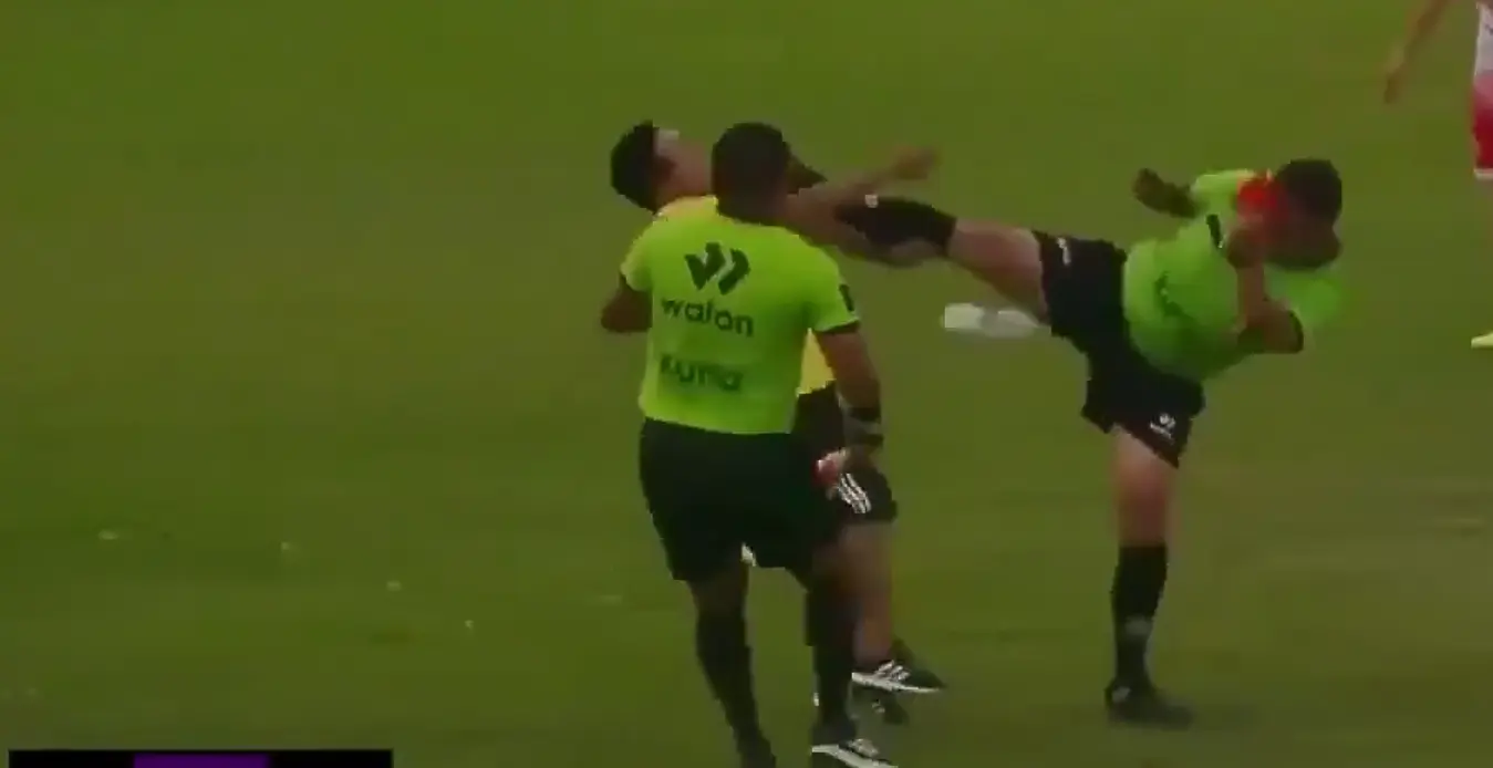 Невиждан екшън в Перу: съдия препарира с мощен ритник нахлул фен (ВИДЕО)